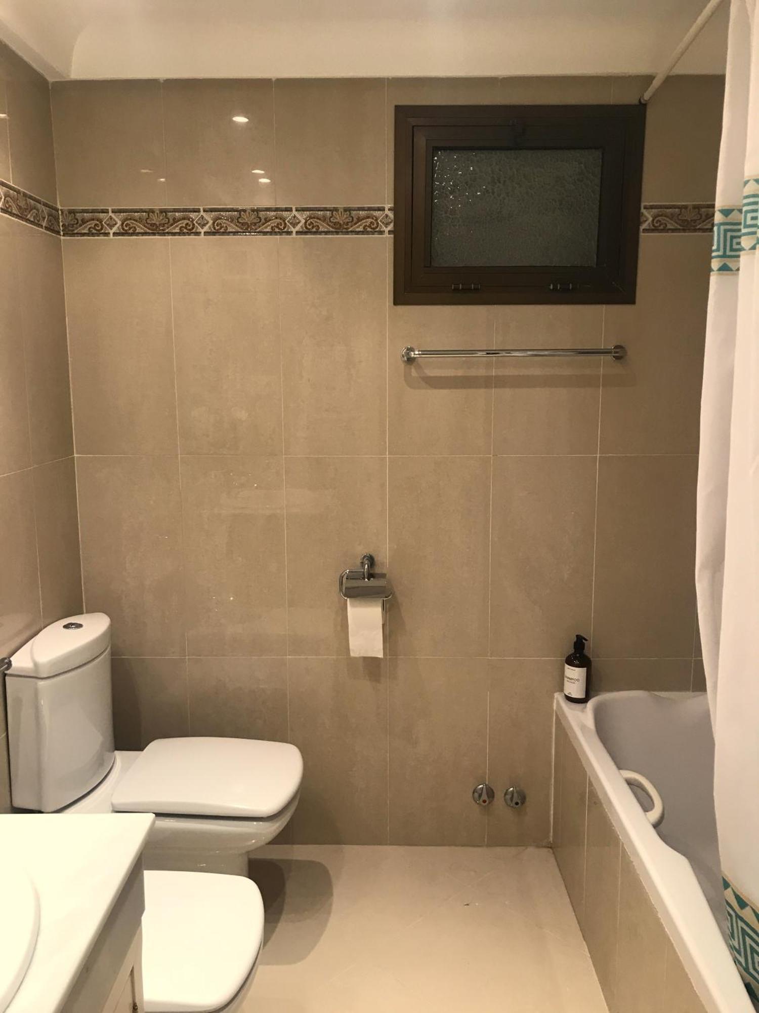 Habitacion Deluxe Con Bano Privado En Atalaya Apartagolf, Estepona Ngoại thất bức ảnh